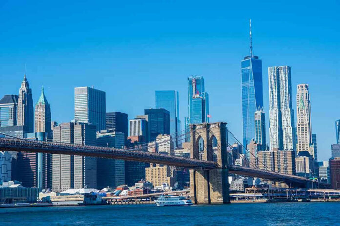 1916138929 Brooklyn Bridge with Manhattan skyline in the background
