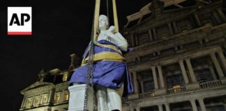 Trump places a statue of Christopher Columbus near the