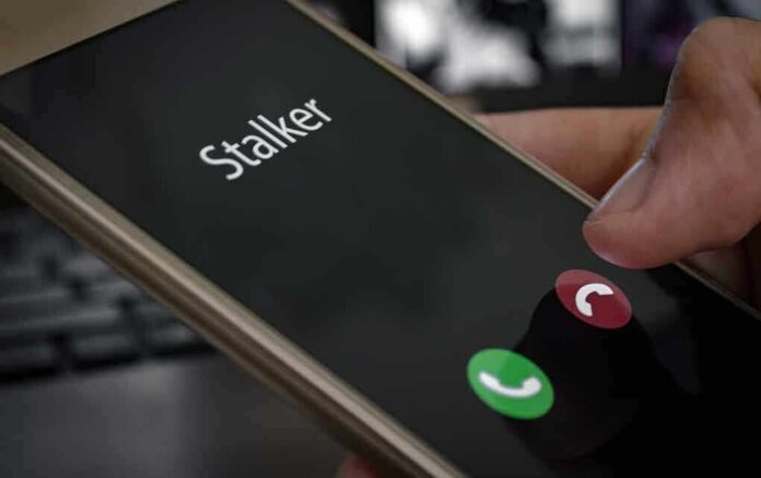shutterstock_1654247992 Smartphone showing an incoming call with decline and accept buttons